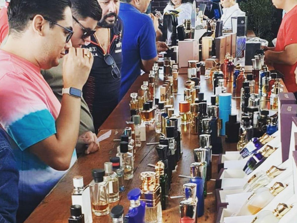 Los asistentes disfrutaron en la cata de más de trescientos perfumes.