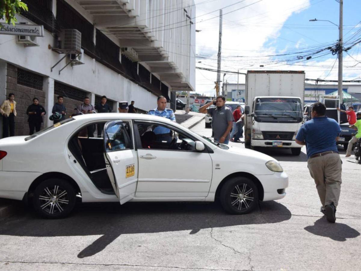 Entre llanto y dolor, familiares identifican a taxista asesinado en La Reforma