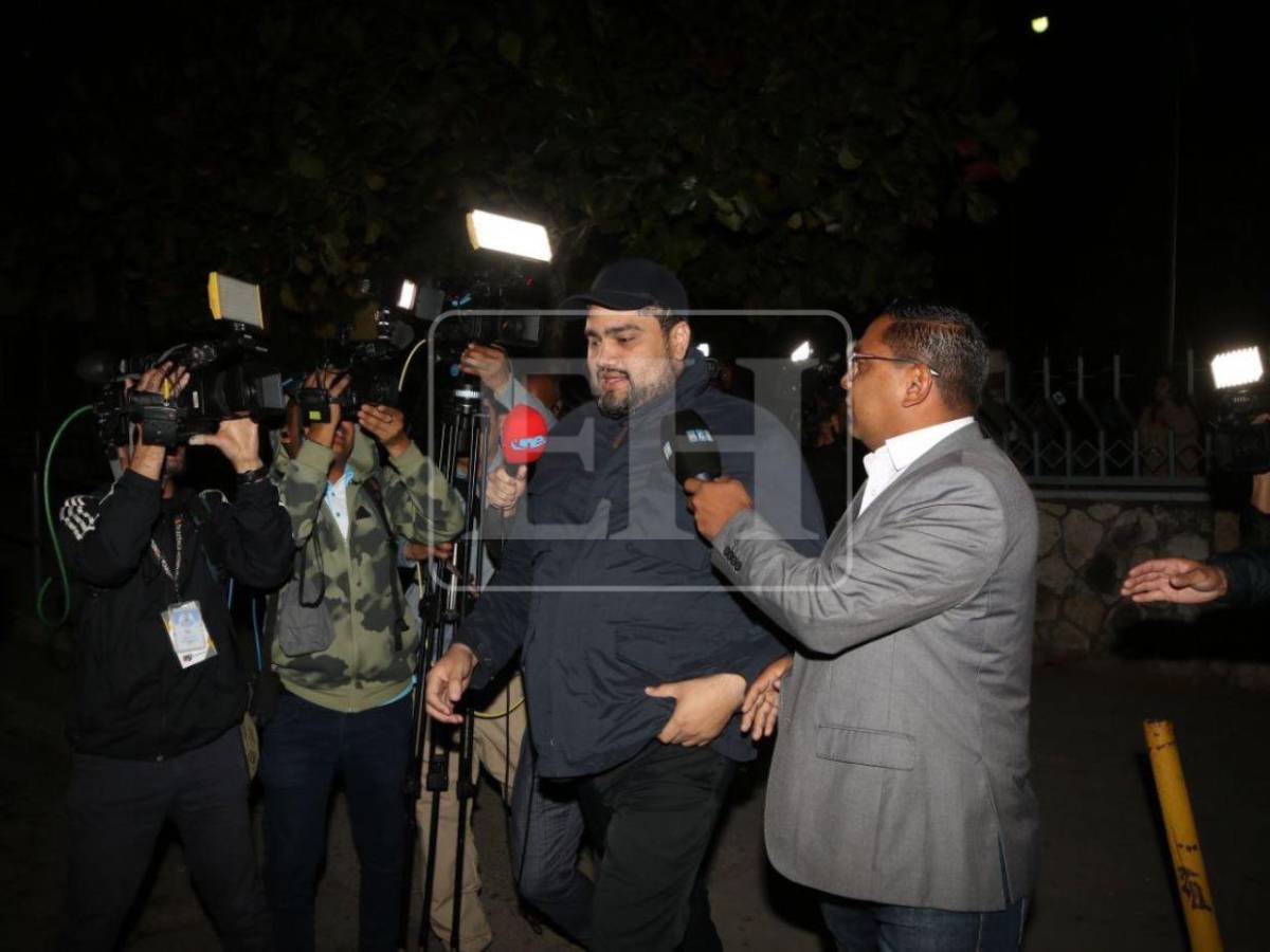 Con una sonrisa, así salió Cardona de la CSJ tras recibir arresto domiciliario