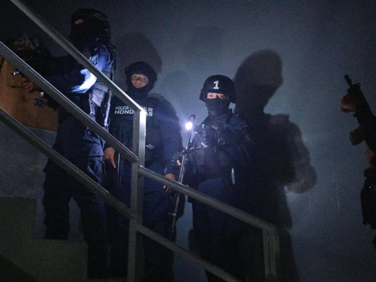 Con tatuajes de la Pandilla 18 en la cabeza y el rostro: “Atrevido” y “Cachorro”, capturados en Tegucigalpa