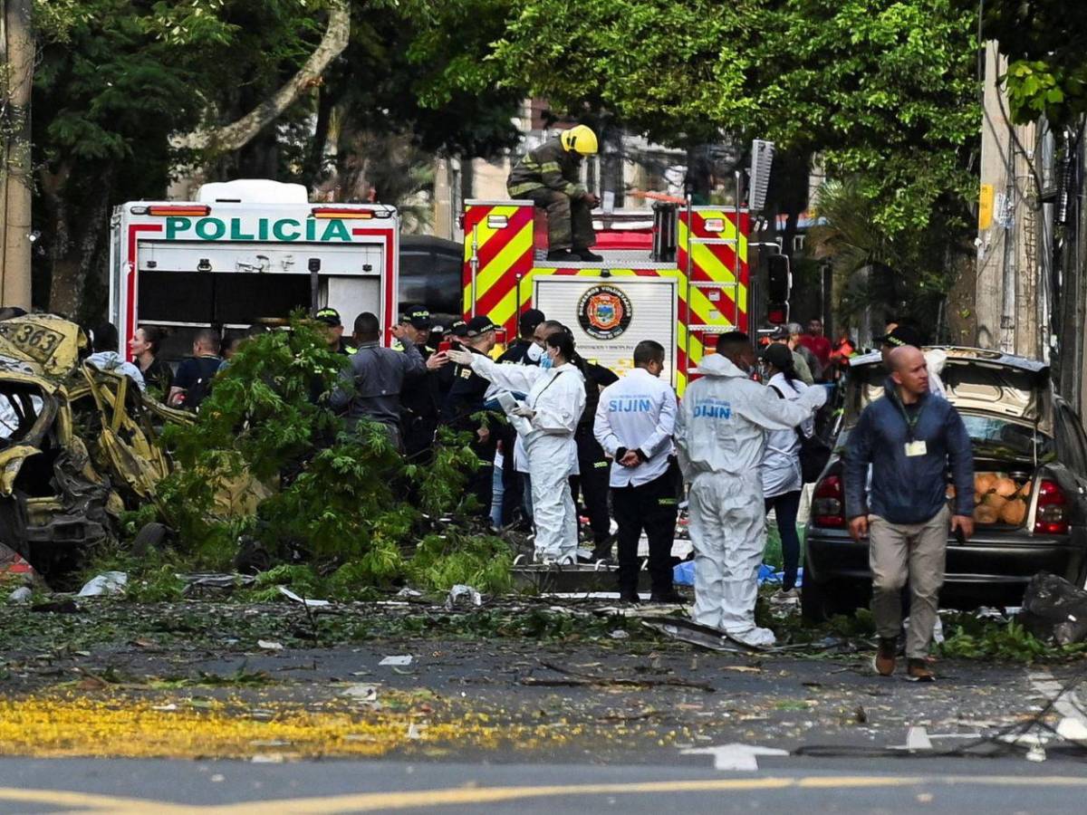 Entre sangre y escombros, familias buscan a sus muertos en carretera del Cauca