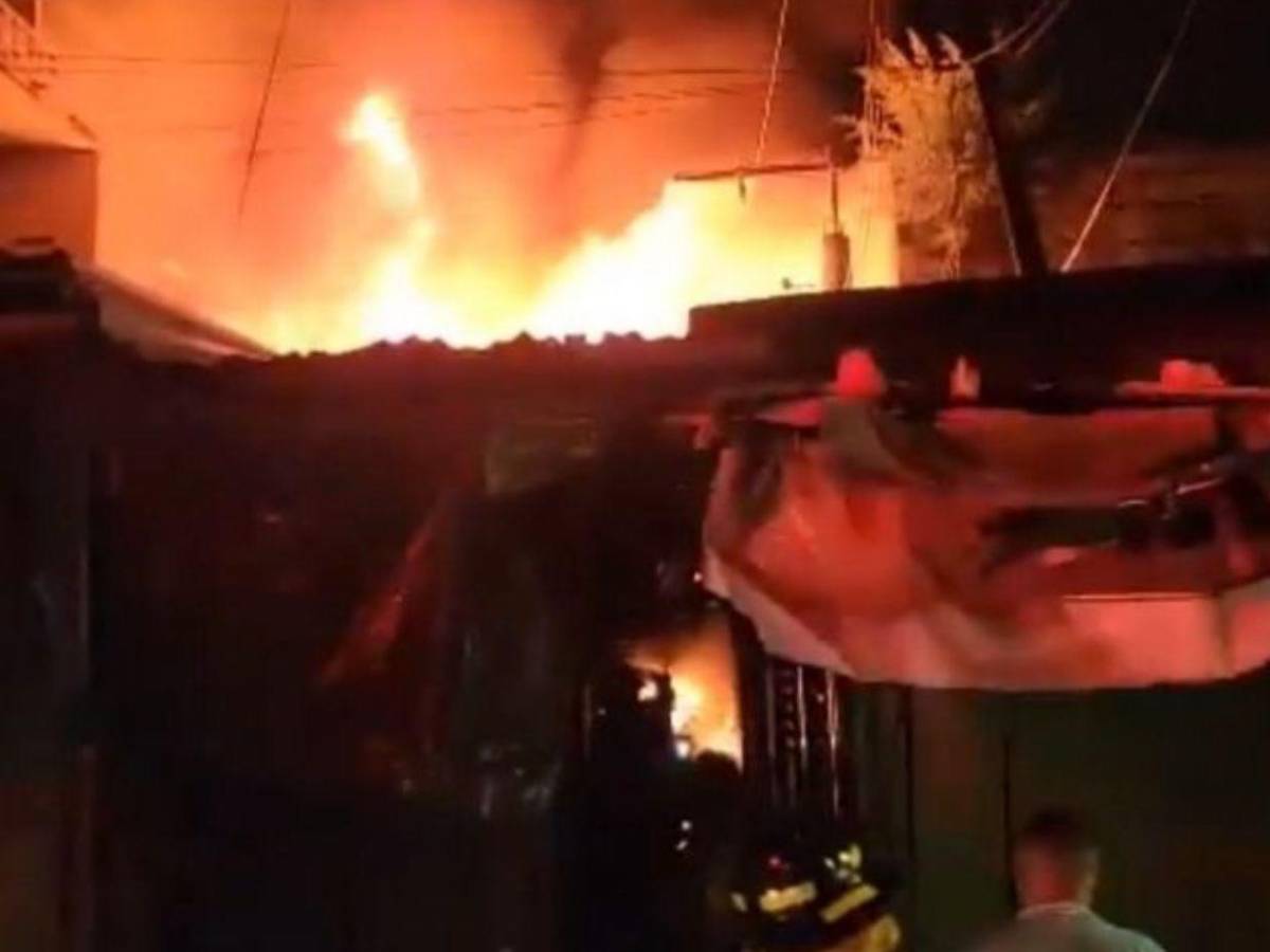 Bomberos heridos, negocios en cenizas y pérdidas cuantiosas: incendio en el mercado Galindo