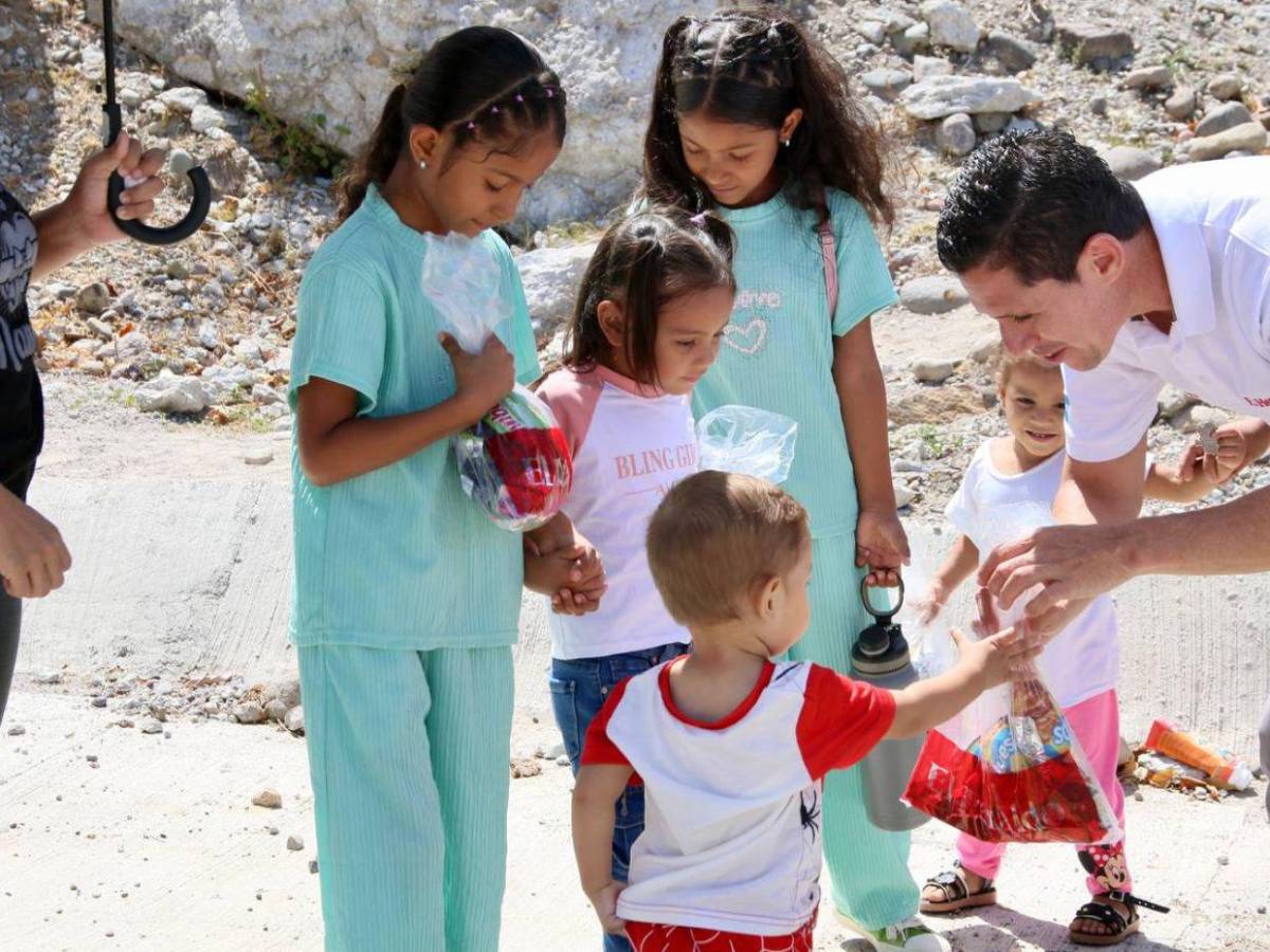 Con dulces que llegan al corazón, EL HERALDO y sus lectores alegran a los niños del Corredor Seco