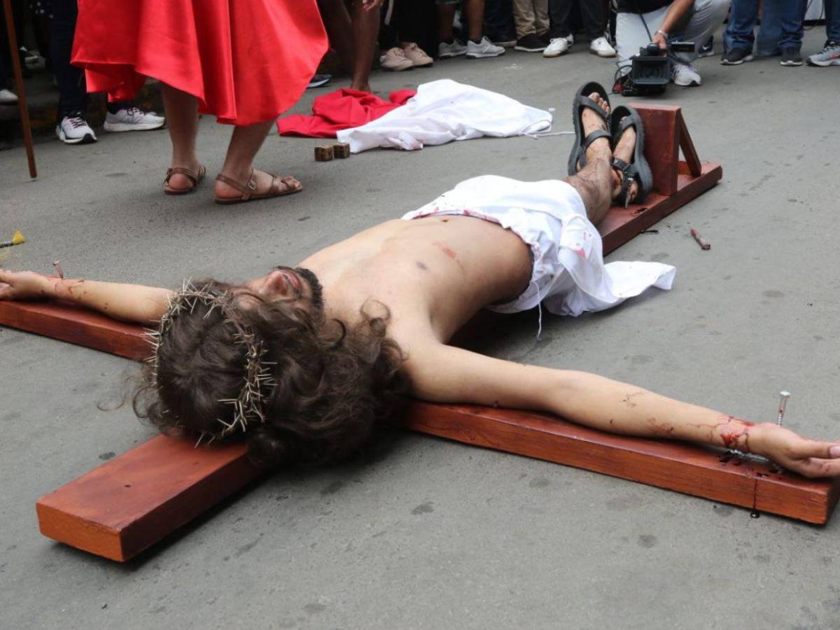 Sacrificio, dolor y el mal: Las 20 mejores imágenes que dejó el Vía Crucis en la capital
