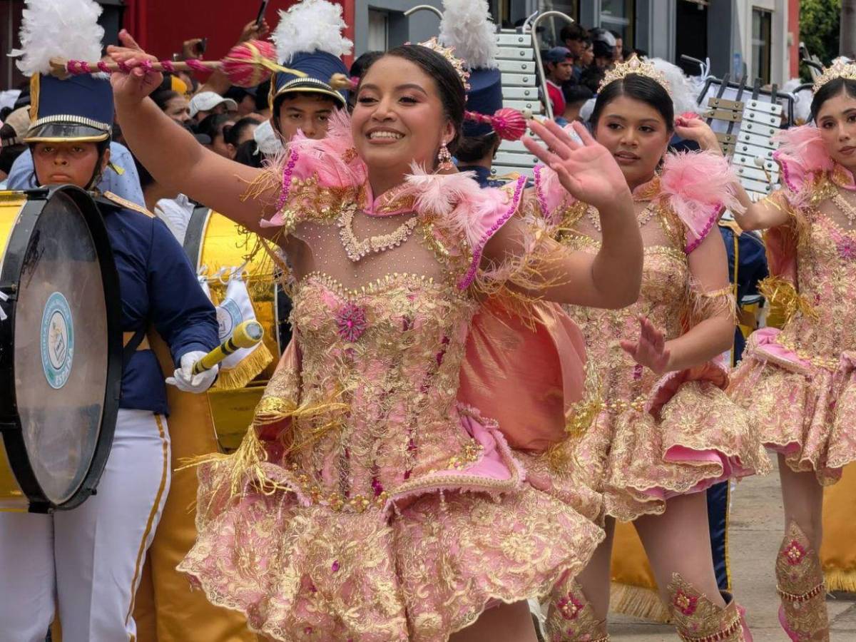 Alta costura y elegancia: palillonas de Danlí, El Paraíso, impactan con sus trajes patrióticos
