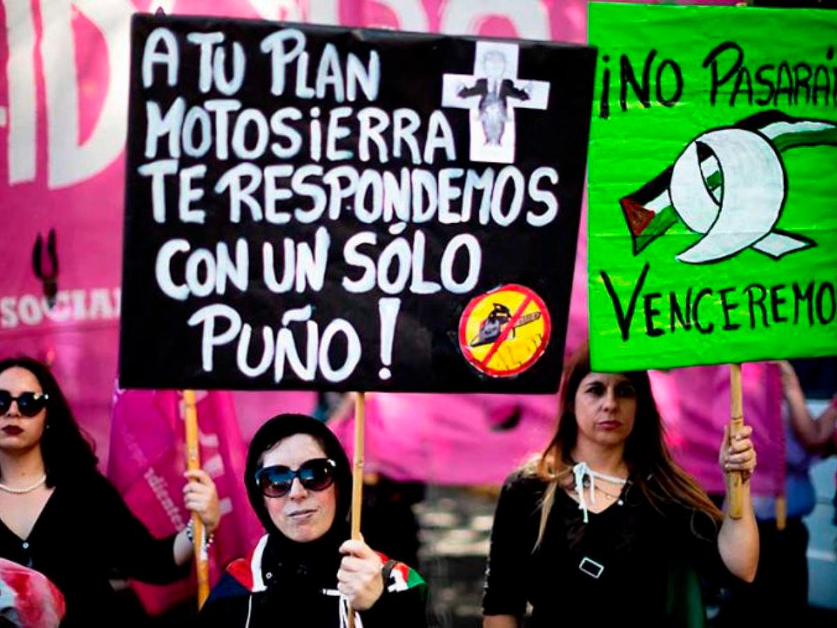 Manifestantes protestan en contra de la violencia a la mujer; temen a Milei