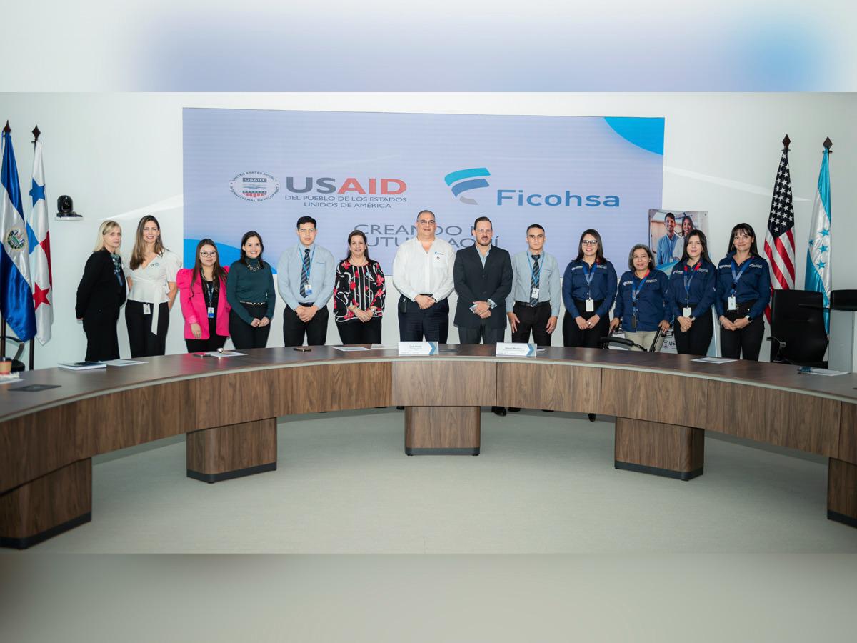 USAID y Grupo Financiero FICOHSA firman alianza para beneficiar a la juventud hondureña.