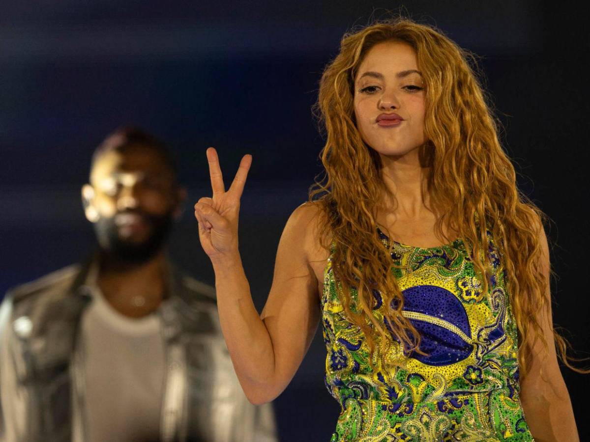Así es el vestuario de Shakira en Brasil: cristales, cyberpunk y poder femenino
