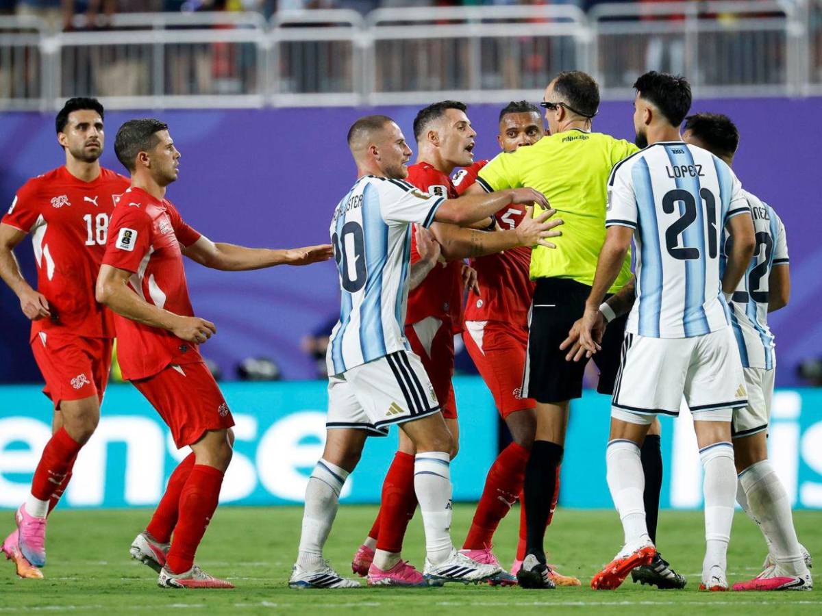No se vio en TV: La advertencia que Messi le hizo al árbitro y la indignación de Suiza ante Argentina