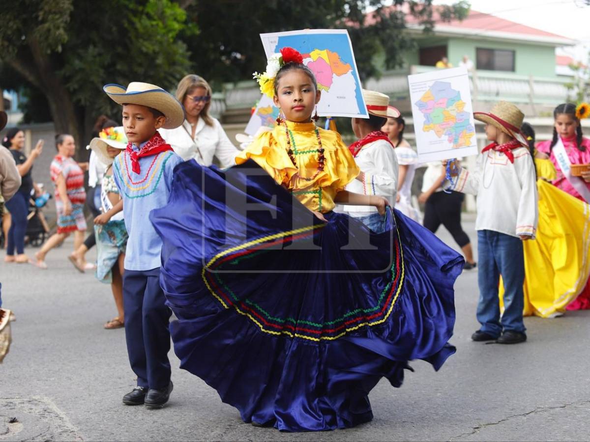 Palillonas y pomponeras ponen ritmo y color en desfiles escolares en SPS