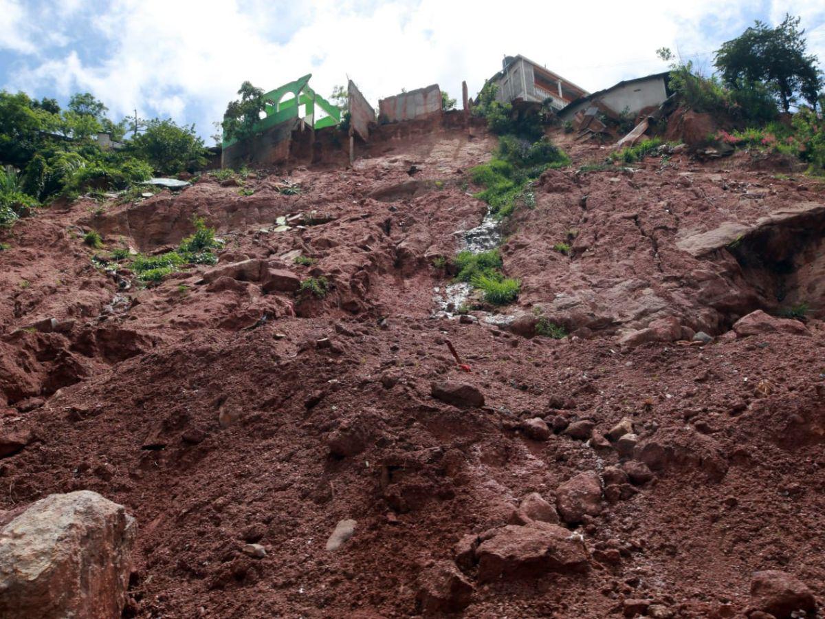 Desprendimiento de rocas en Comayagüela deja vehículo destruido y obliga al cierre de calle