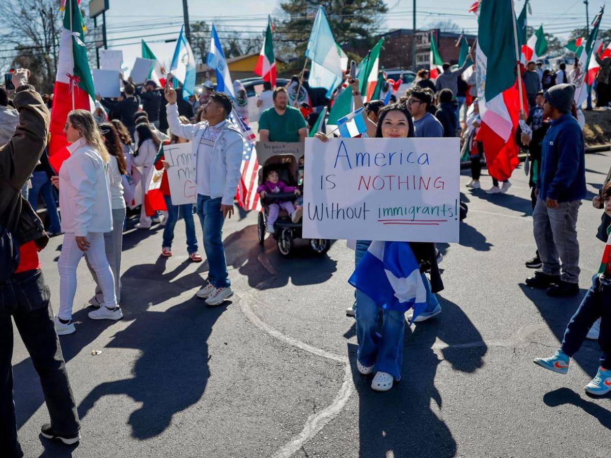 Miles de migrantes protestan contra redadas y deportaciones de Donald Trump