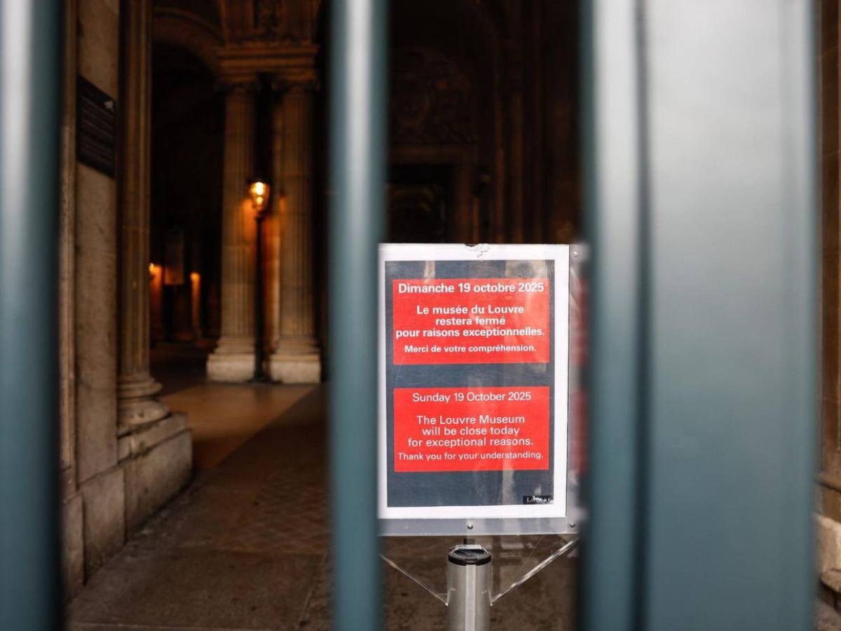 Cuatro ladrones y siete minutos: Lo que se sabe del robo de joyas de la corona francesa en el Louvre
