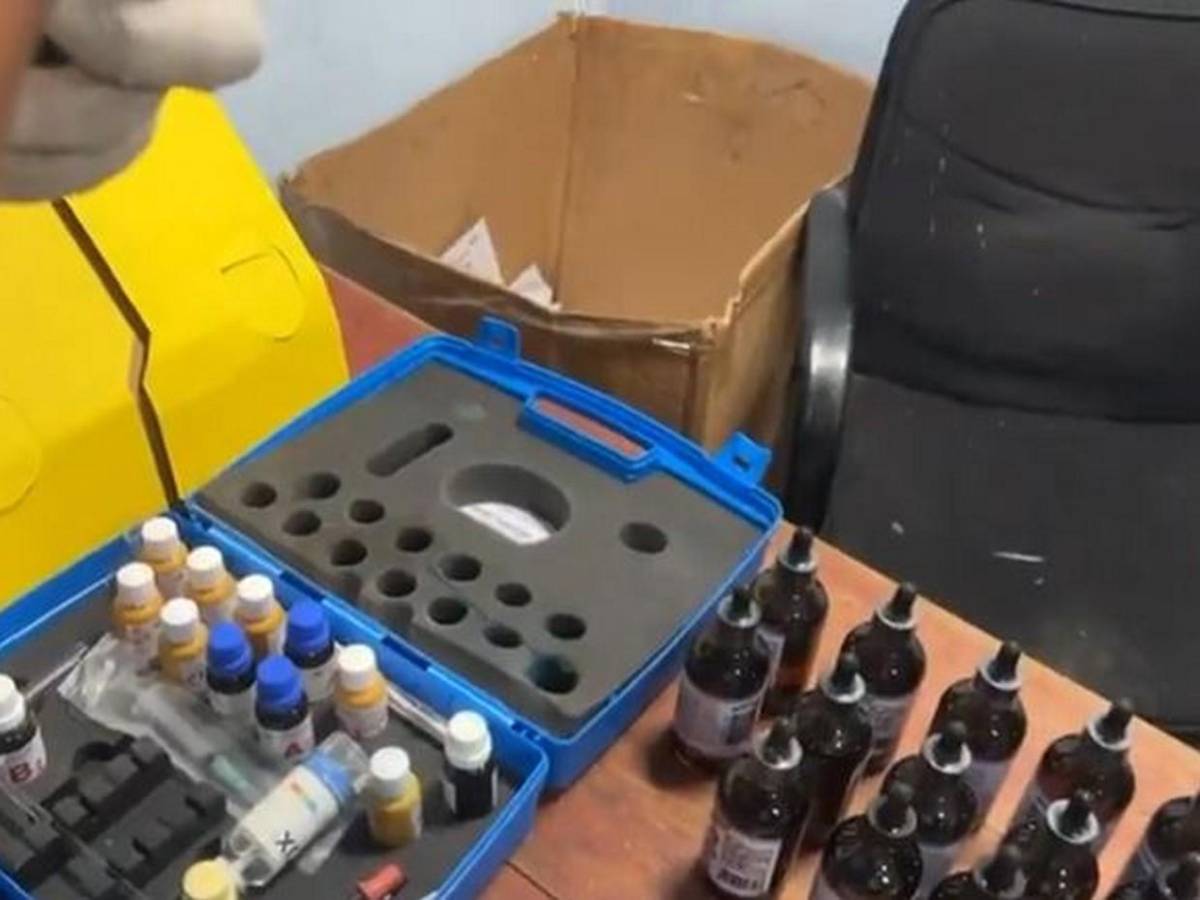 ¿Cocaína líquida? Buscan droga en 40 barriles de grasa industrial decomisados en Naco
