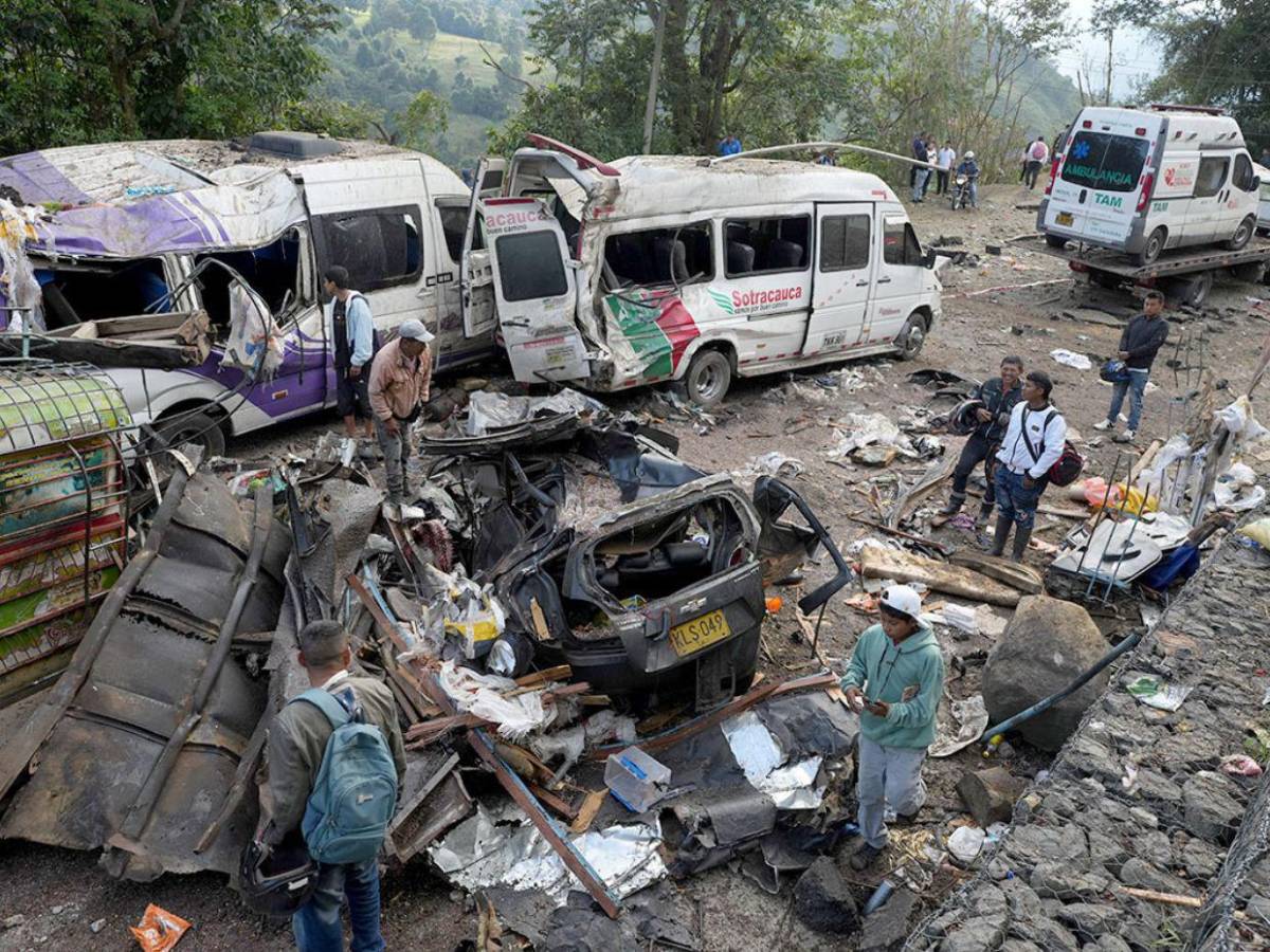 Entre sangre y escombros, familias buscan a sus muertos en carretera del Cauca