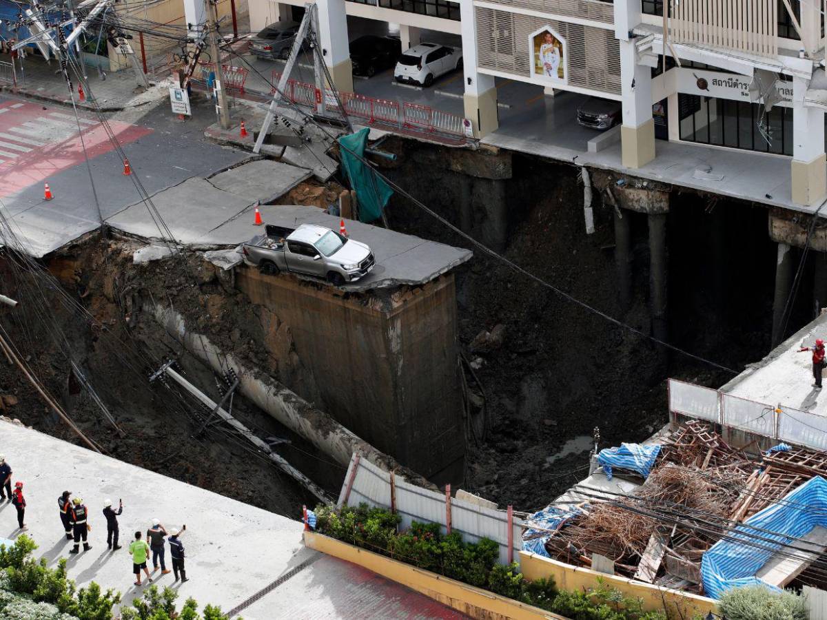 Gran socavón en Bangkok obliga a evacuaciones y corta servicios en hospital y zona