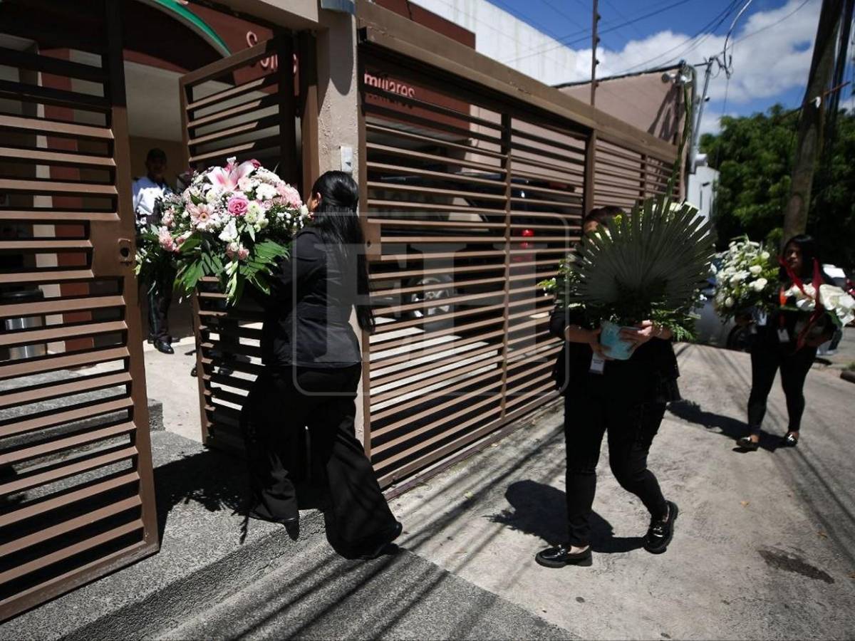 Entre flores y abrazos: familiares y amigos despiden a Javier Deras, su esposa y su madre