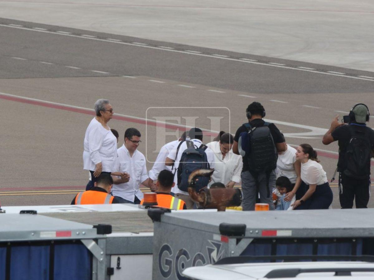 El esperado beso que Ana García le dio a Juan Orlando Hernández tras su regreso a Honduras