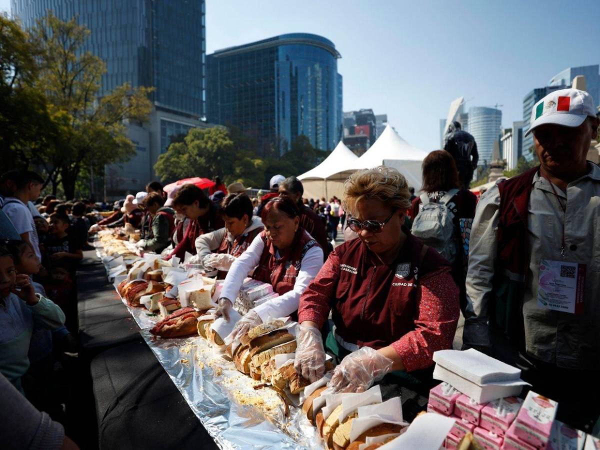 Entre sonrisas y filas interminables, miles disfrutan la mega rosca de Reyes en CDMX
