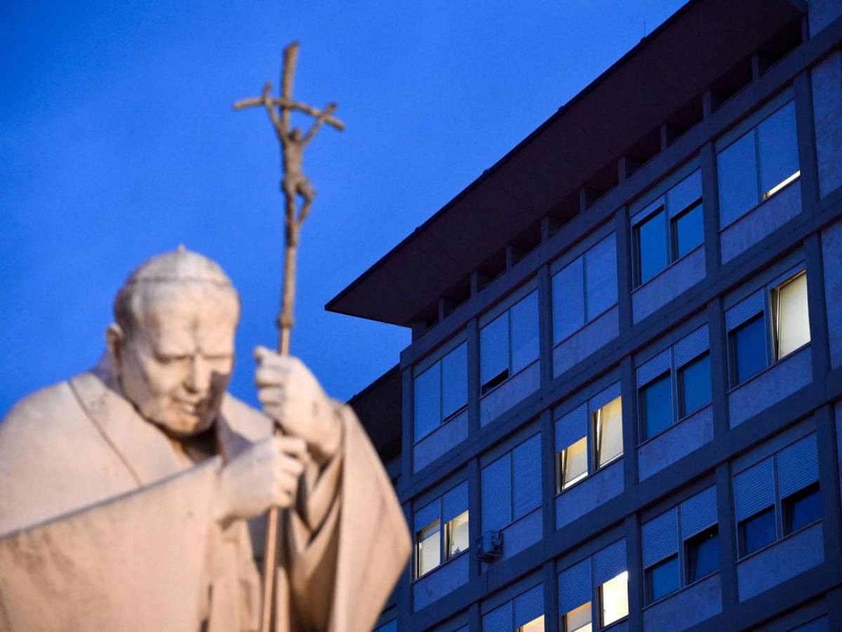 Con flores y velas frente a hospital, fieles improvisan altar por el papa Francisco