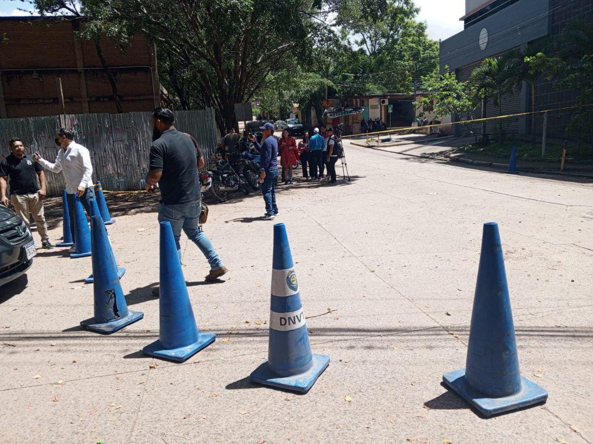 Impiden a periodistas acercarse a la morgue durante retiro de jóvenes asesinados tras mudanza