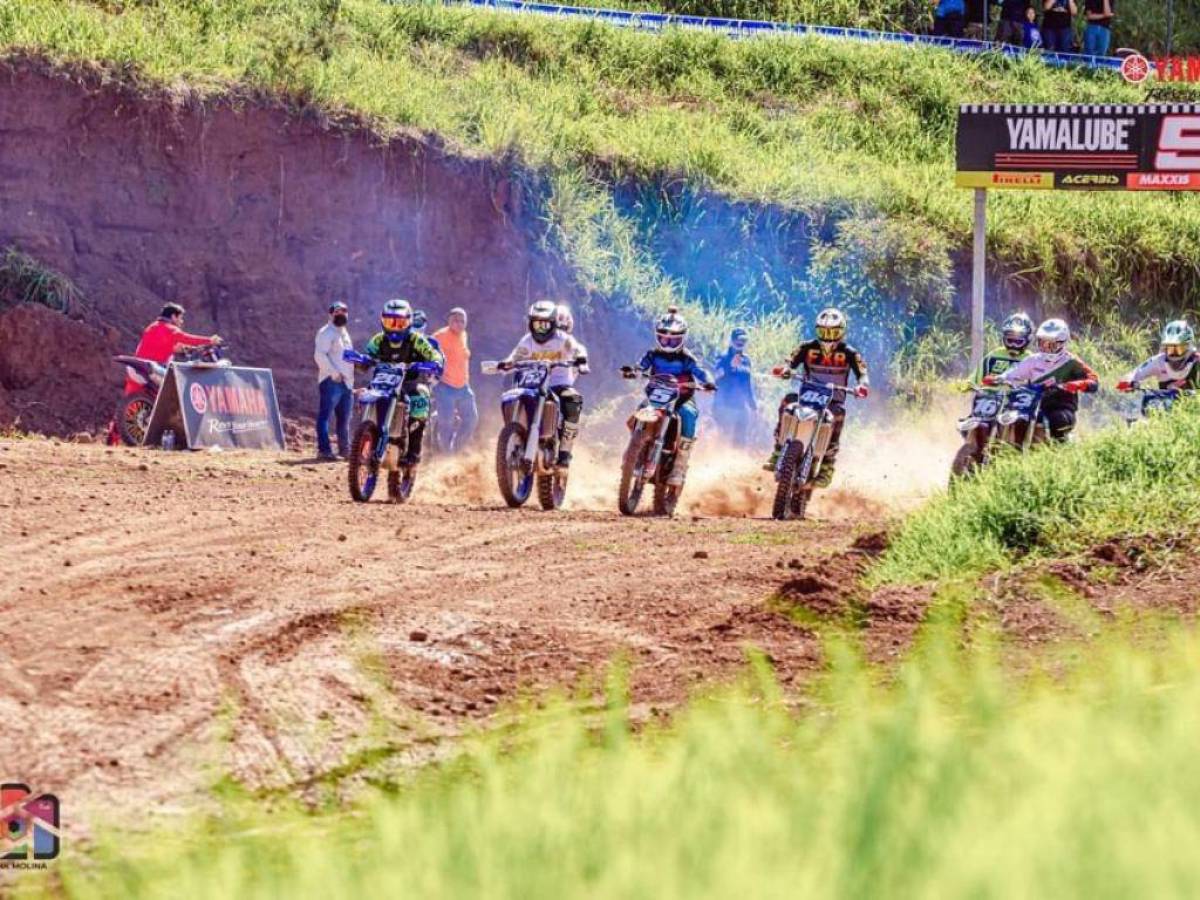 La competencia se desarrolla en la pista de motocross ubicada en la carretera que conduce a Valle de Ángeles.