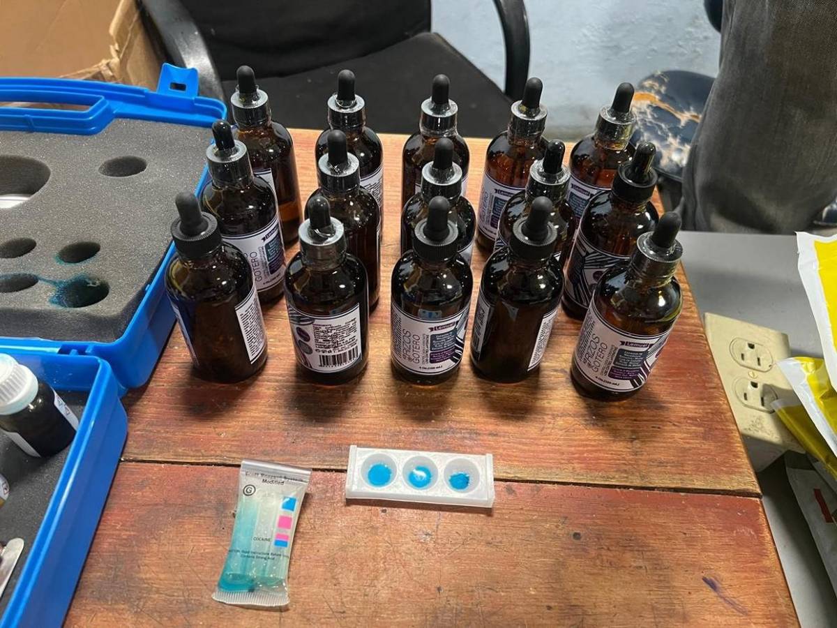 ¿Cocaína líquida? Buscan droga en 40 barriles de grasa industrial decomisados en Naco
