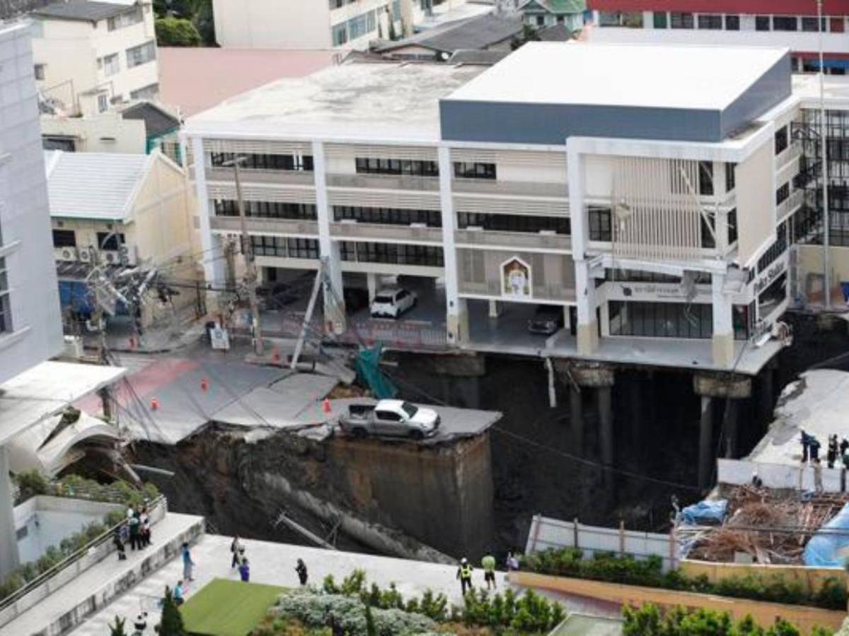 Gran socavón en Bangkok obliga a evacuaciones y corta servicios en hospital y zona