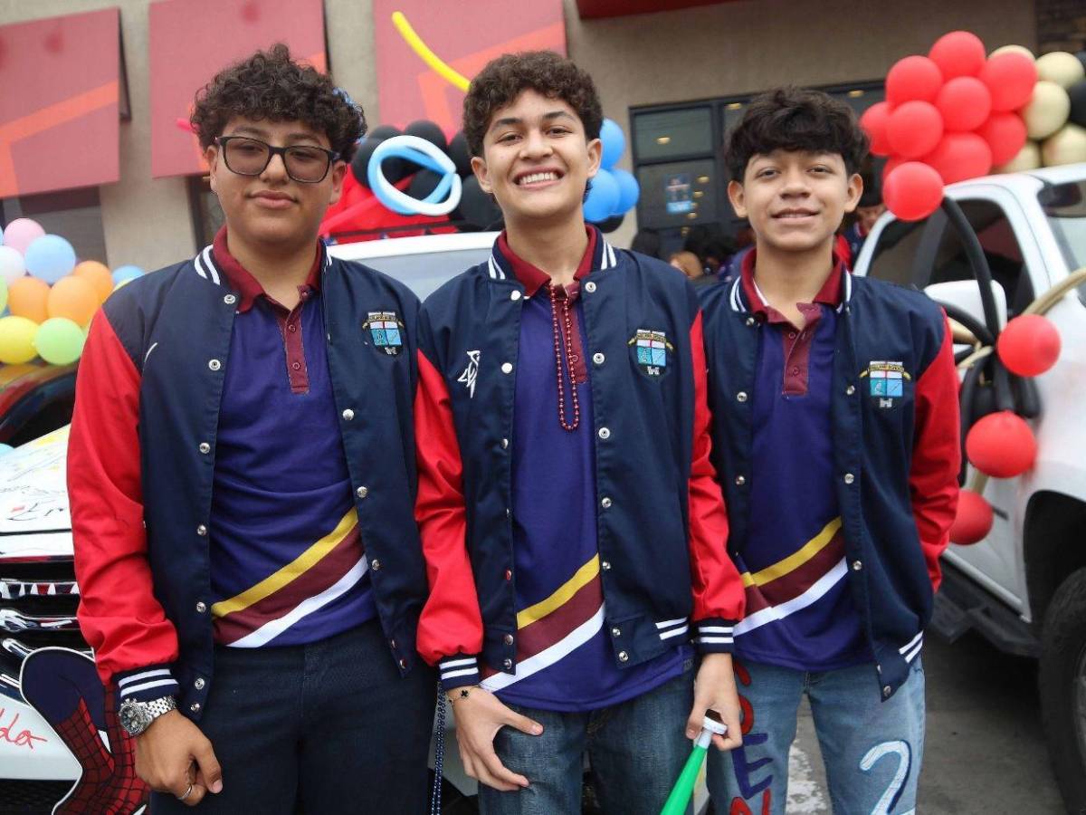 Entre vítores y orgullo, England School celebra la Senior Entrance de sus 48 graduandos