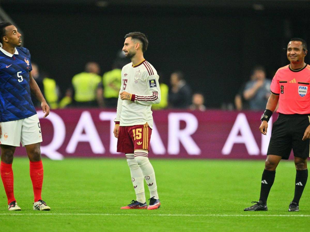 Didier Deschamps atiza contra salvadoreño Iván Barton; árbitro recibe varias críticas por su trabajo