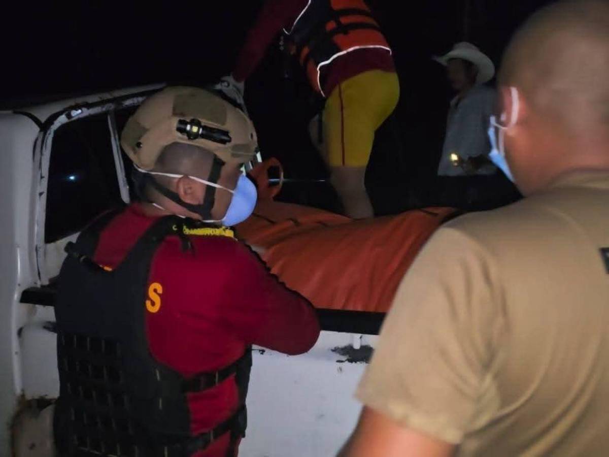 Intentó cruzar una quebrada con su mototaxi y fue arrastrado por la corriente hasta otro país