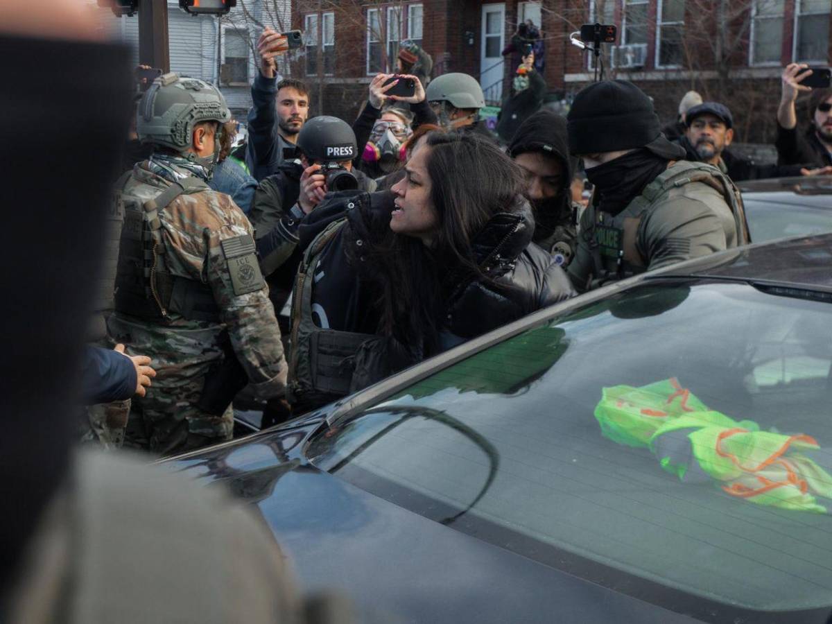 Por la fuerza sacaron a mujer de su carro durante violentas protestas en Minneapolis