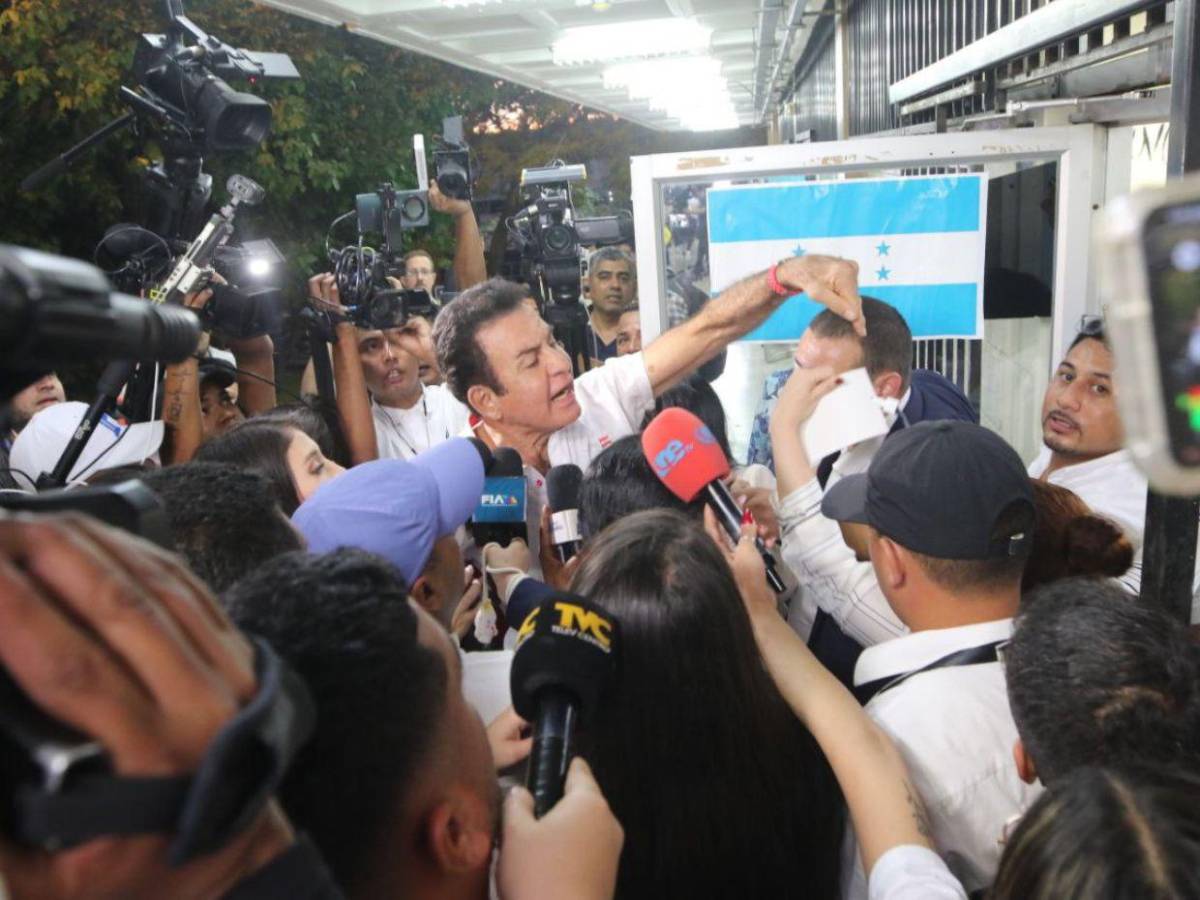 Tensión y reclamos en la UNAH mientras Nasralla supervisa cierre de urnas