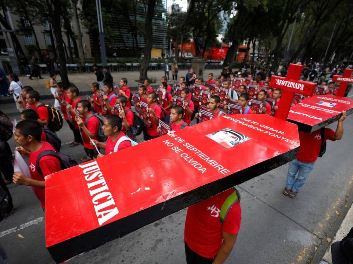 Familias de los 43 de Ayotzinapa marchan en México a 12 años de su desaparición