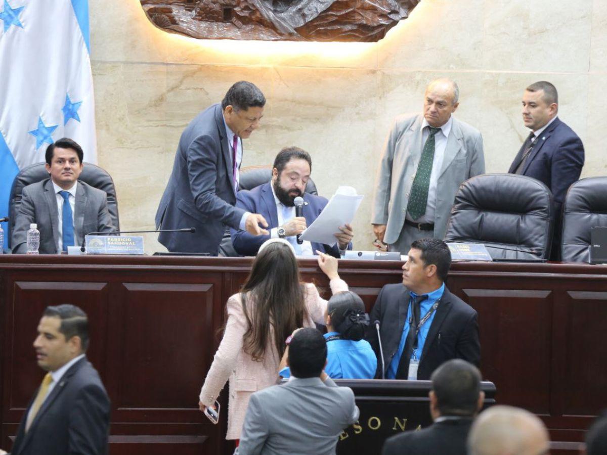 Que Luis Redondo no someta renuncia de Naralla es ilegal, aseguran expertos