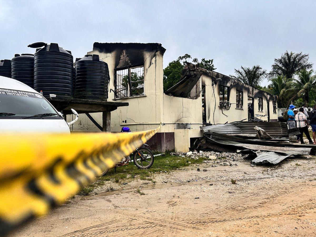 Dos niñas luchan por sus vidas tras incendio mortal que cobró la vida de 19 estudiantes en Guyana