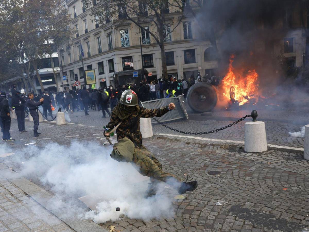 Francia anuncia toques de queda y Europa mira con inquietud la ola de disturbios