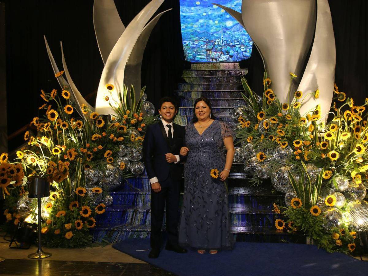 Desfile de los seniors 2025 de la Dowal School junto a sus padres