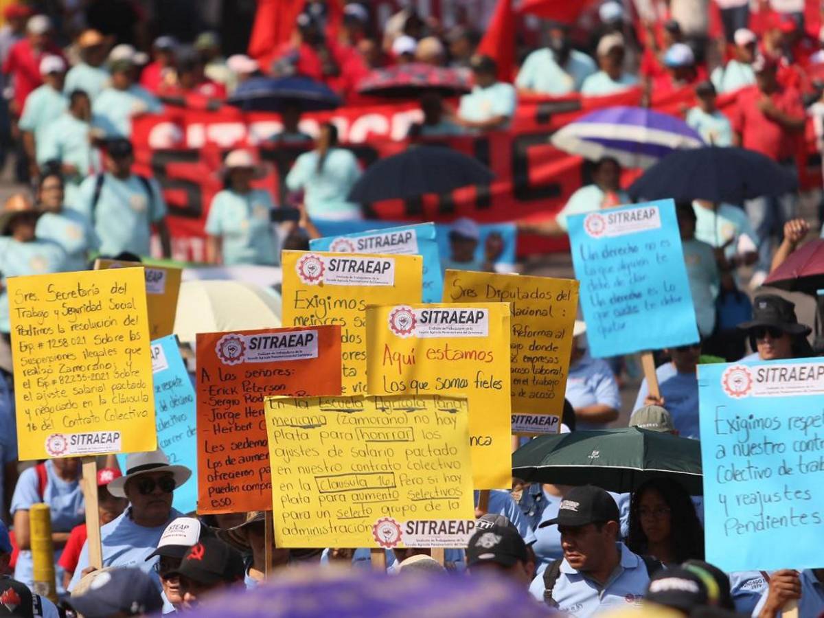 Políticos roban protagonismo a obreros en marcha del Día del Trabajador