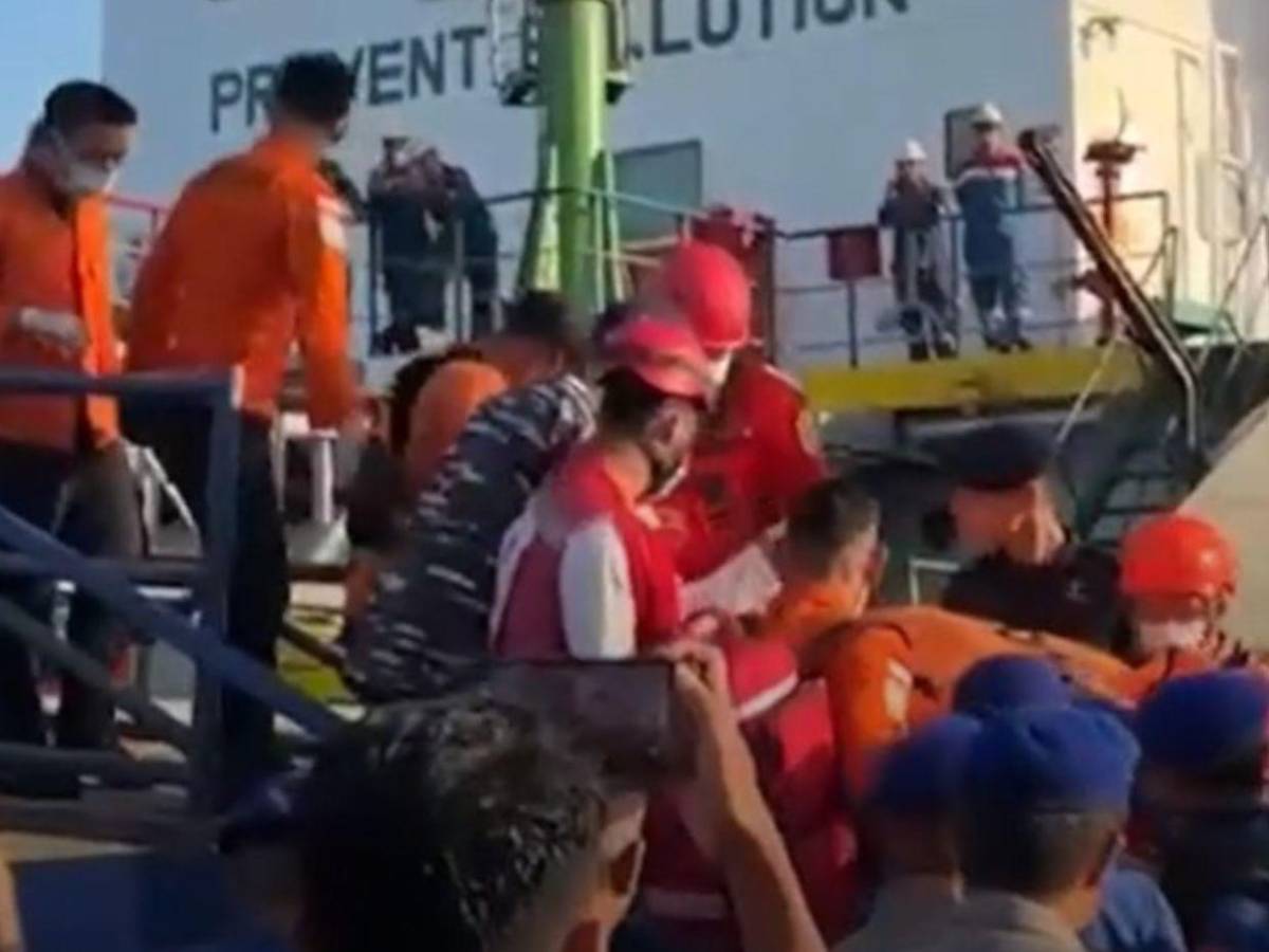 Indonesia localiza semihundido a barco naufragado que deja 6 muertos y 129 desaparecidos