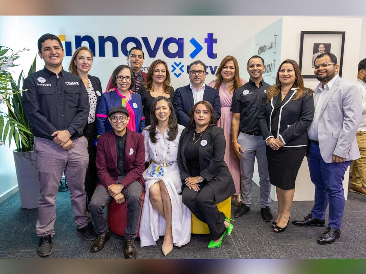 <i>Representantes de BID LAB, la UJCV, Impact HUB y Banco Atlántida en la inauguración de las modernas instalaciones del Centro de Innovación “INNOVA-T.</i>