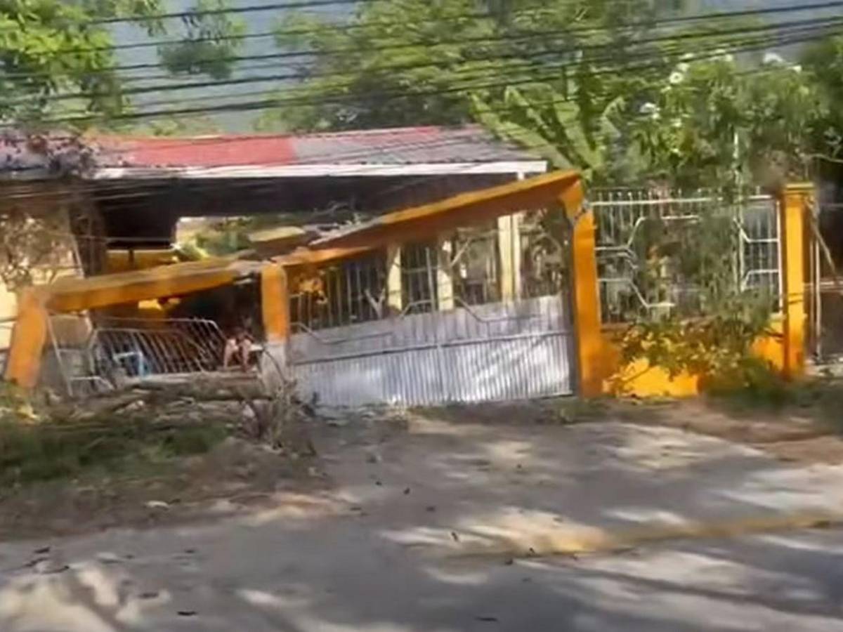 Conductor intenta huir de la Policía y termina incrustado en una casa en SPS