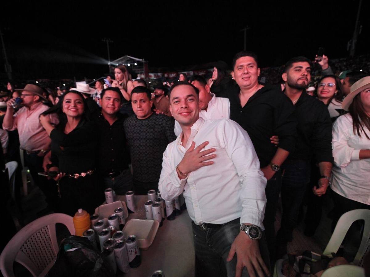 Sombreros, botas y flecos: la moda norteña del público en el concierto de Julión Álvarez