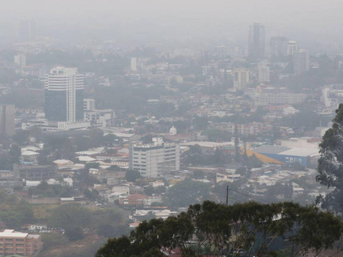 Con lluvias, así amaneció la capital este martes por frente frío