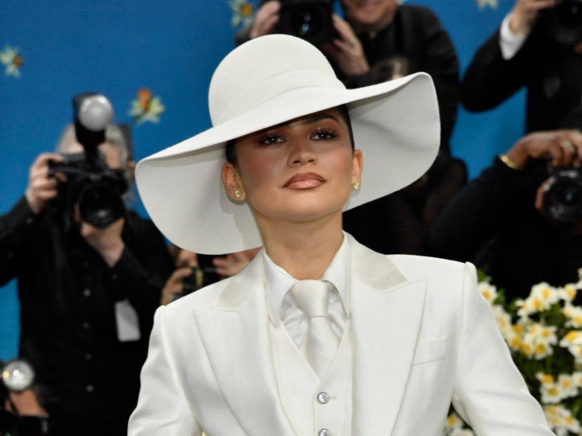 Met Gala 2025: Zendaya brilla con esmoquin blanco de Louis Vuitton