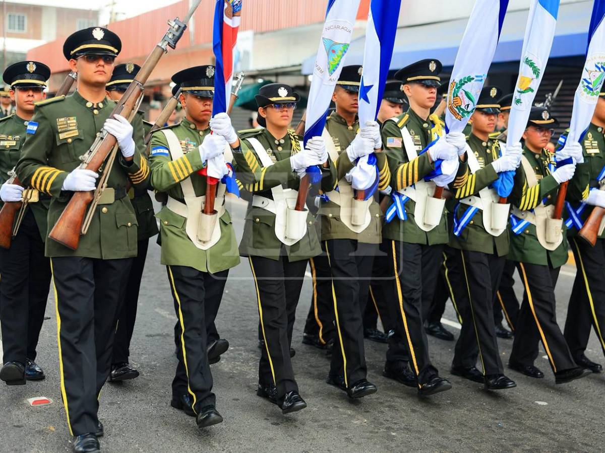 Disciplina y patriotismo: militares, policías y bomberos destacan en los desfiles patrios