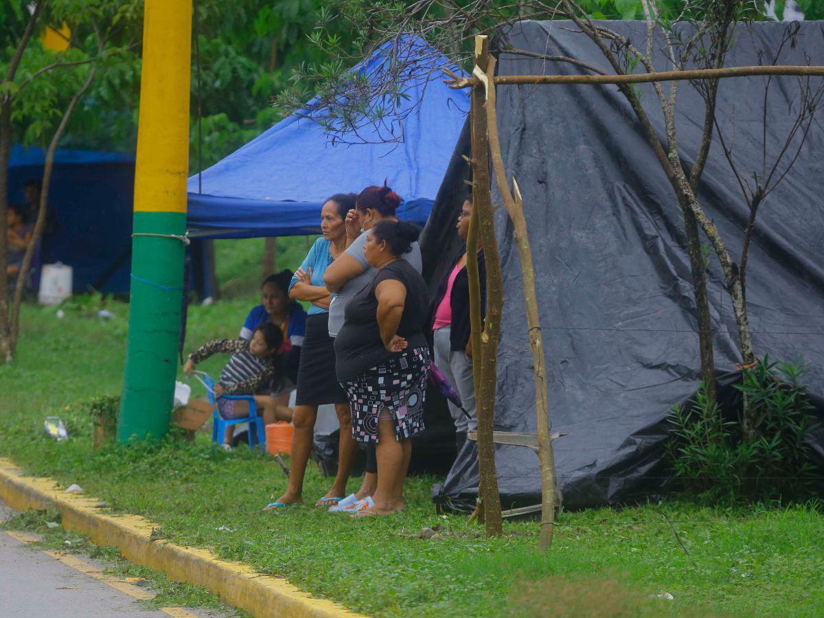 $!Debido a que sus casas quedaron anegadas, cerca de La Limas, Cortés, muchas familias se han instalado a la orilla de las calles.