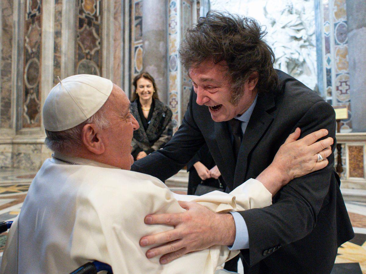 Papa Francisco y Javier Milei se abrazan en primer encuentro en el Vaticano