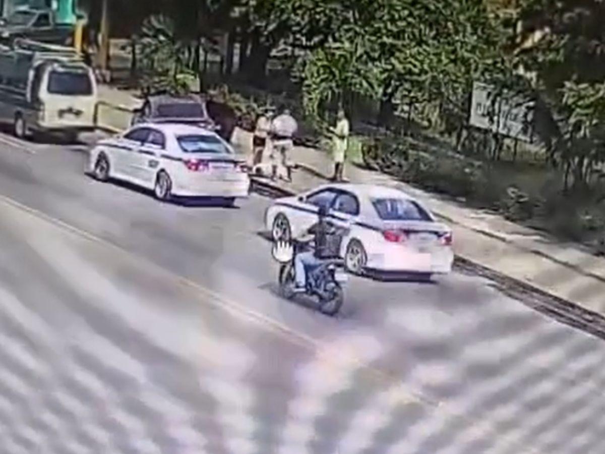 Cámaras captan el momento en que una mujer siguió y atropelló a su expareja tras una discusión