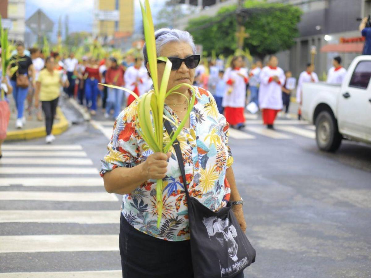 Domingo de Ramos llena de fe y tradición las calles del norte de Honduras